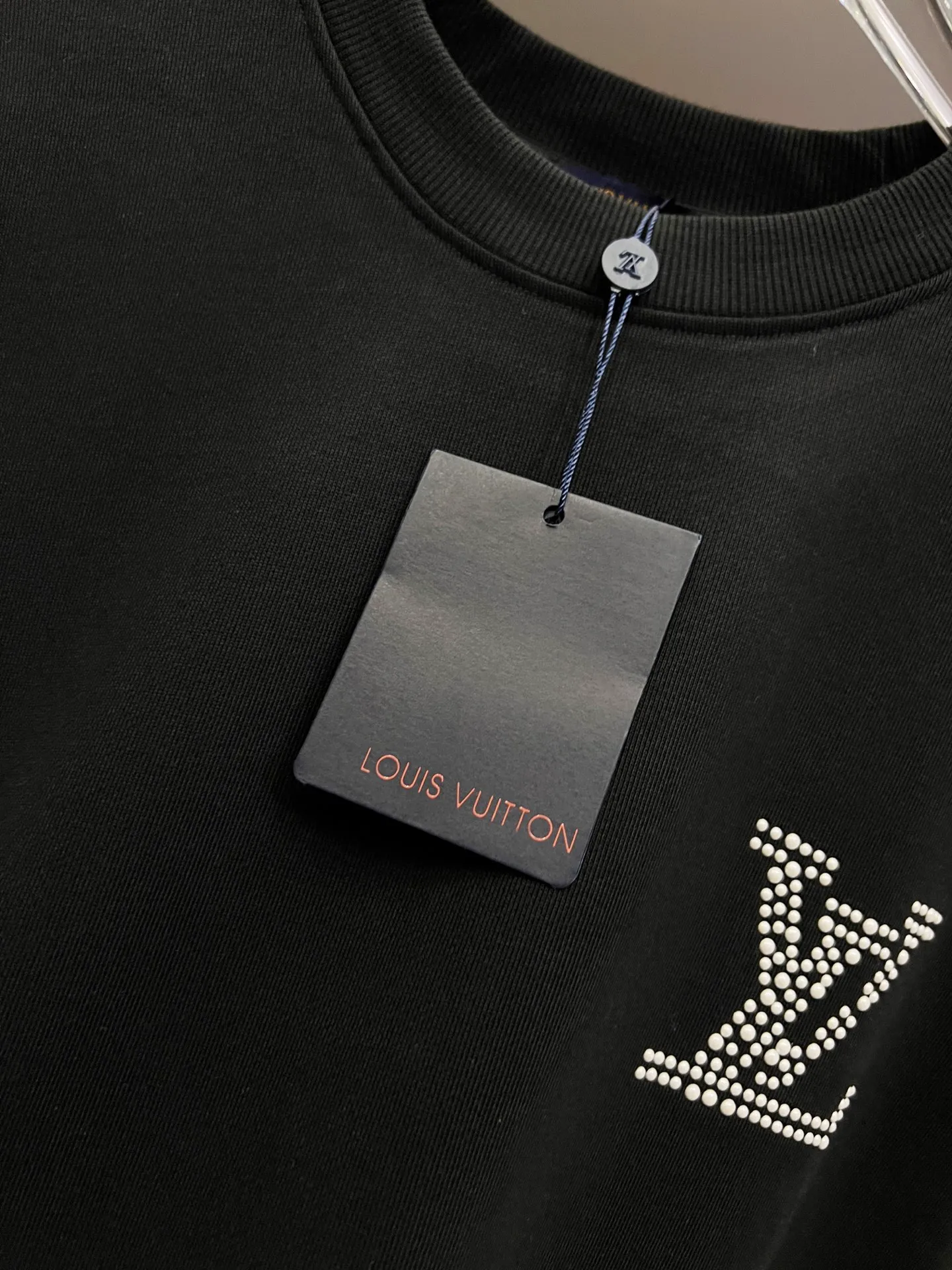 🅿️260 1v Louis*2025 new autumn and winter round neck long-sleeved sweatshirt, large V letter pearl diamond craft design, high-end version! Highly breathable and comfortable, customized double yarn plain cotton fabric. Short-sleeved T-shirt. Same style for men and women. Sizes S M L XL XXL Five sizes black white